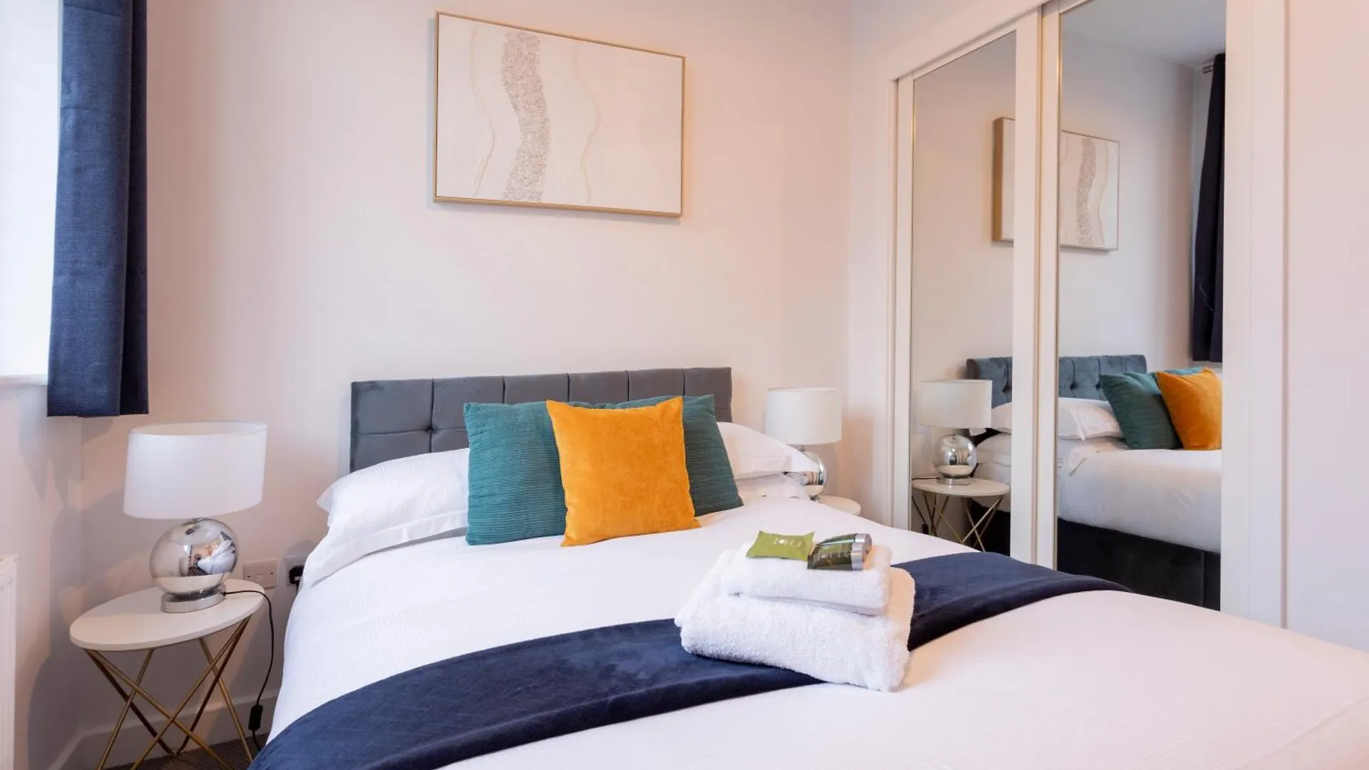 Modern 2- Bedroom Apartment In Central Redhill!  Redhill (Surrey)