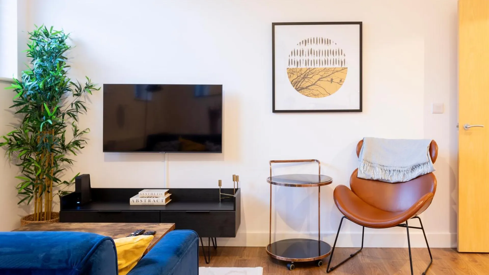 Modern 2- Bedroom Apartment In Central Redhill!  Redhill (Surrey)