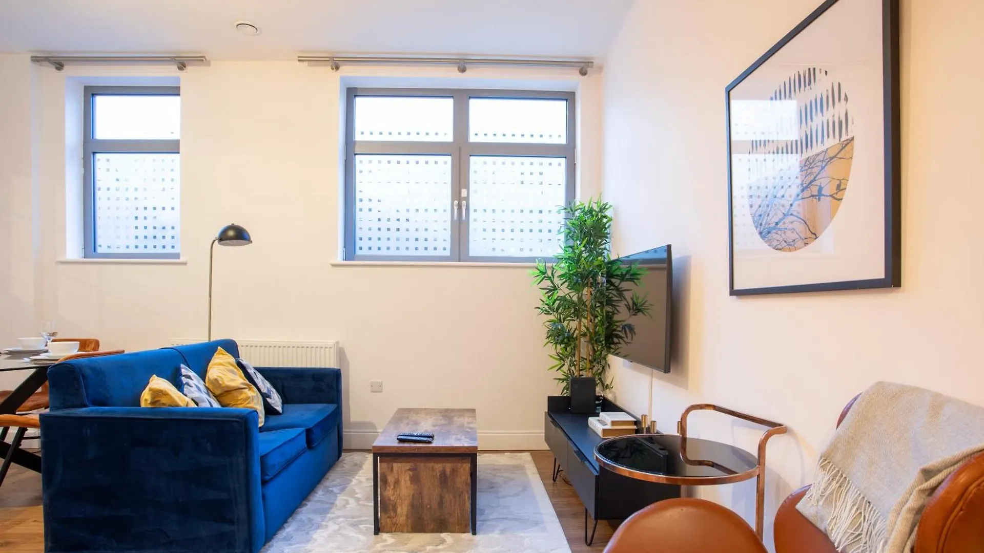 Modern 2- Bedroom Apartment In Central Redhill!